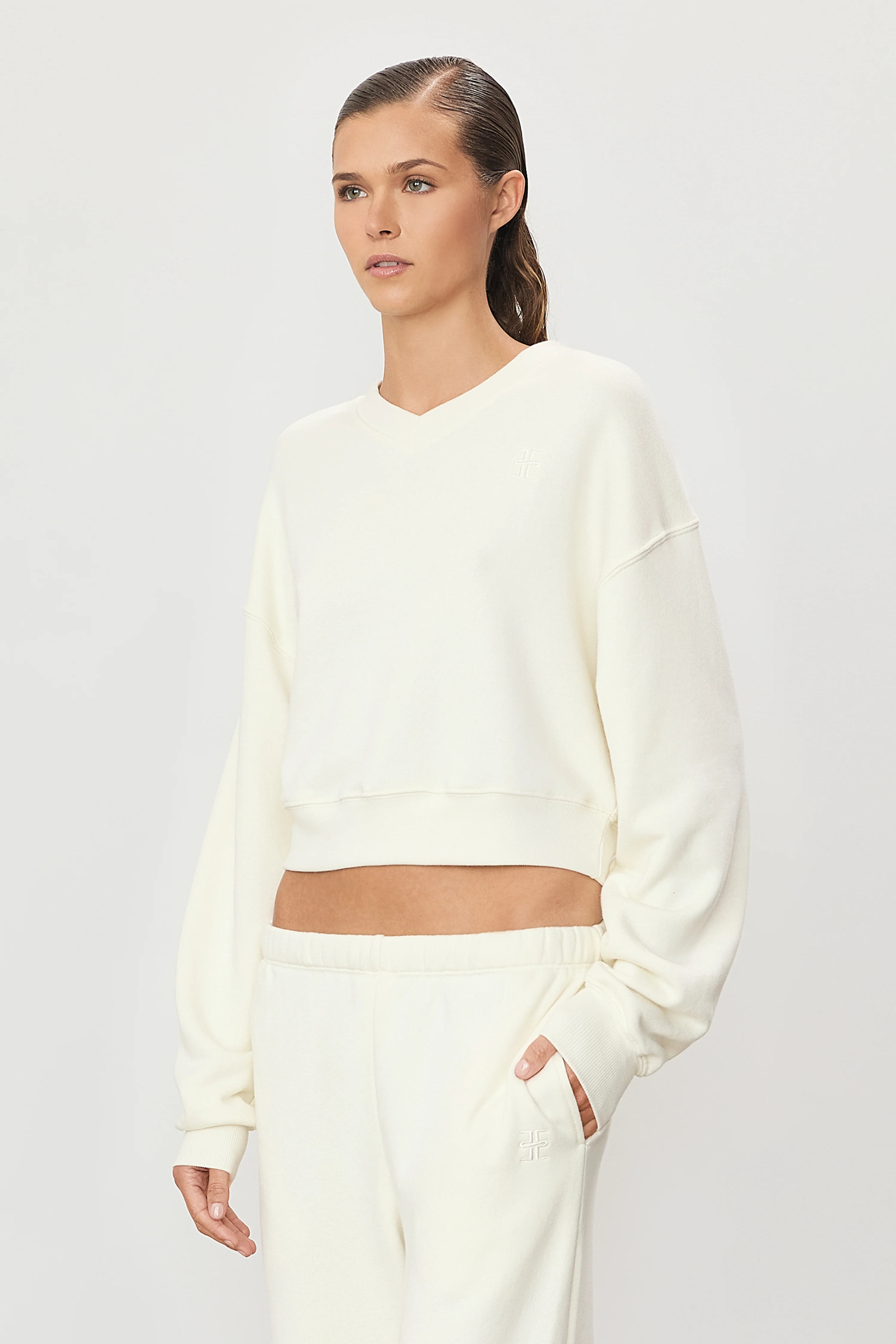 CROPPED V-NECK SWEATSHIRT - Image 3